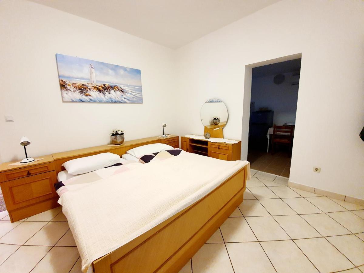 Apartamani Katarina Vl.Ilija Jusup Leilighet Starigrad Paklenica Eksteriør bilde