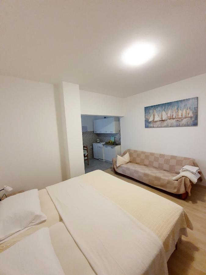 Apartamani Katarina Vl.Ilija Jusup Leilighet Starigrad Paklenica Eksteriør bilde