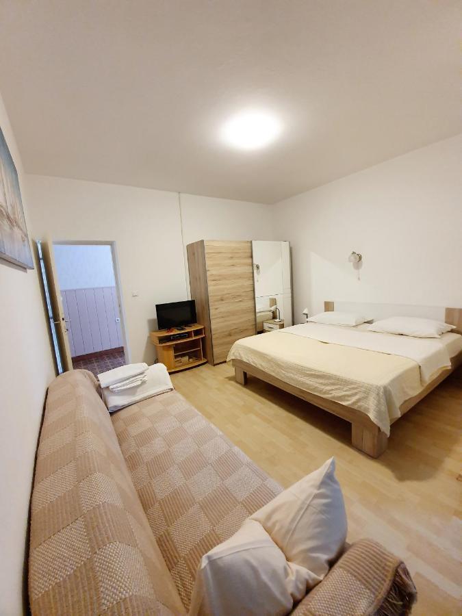 Apartamani Katarina Vl.Ilija Jusup Leilighet Starigrad Paklenica Eksteriør bilde