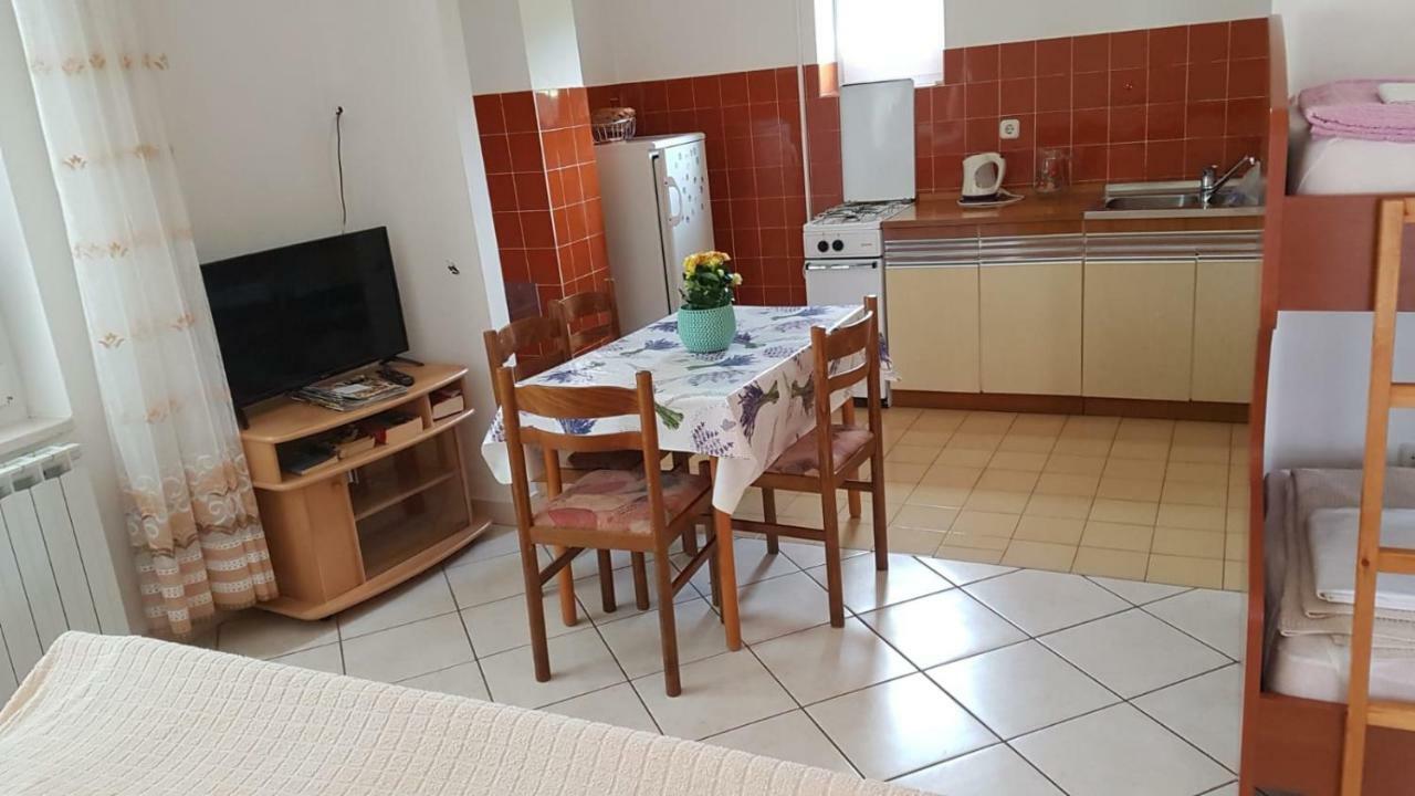 Apartamani Katarina Vl.Ilija Jusup Leilighet Starigrad Paklenica Eksteriør bilde